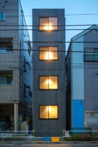 間口が狭く細長い土地に建つマンション 間口が狭く細長い土地に建つマンション